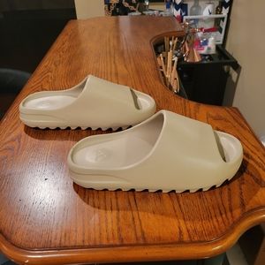 Yeezy slides - Size 9